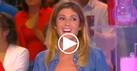 Le Grand 8 : Caroline Ithurbide montre ses seins en direct